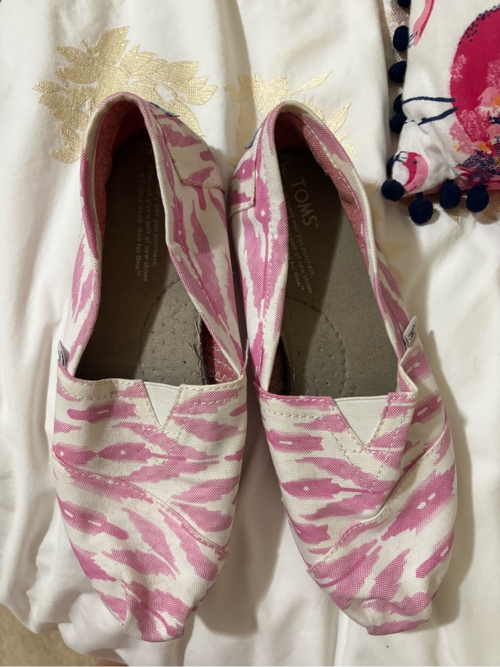 TOMS 8W Pink & White Patterned Canvas Slip-Ons